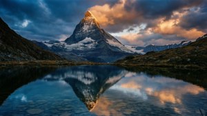 Montagne enneigée et son reflet dans un lac alpin au coucher du soleil par William N. Jennings