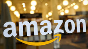 Logo Amazon su vetrina di vetro con luci interne sfocate. — Sfondo Amazzonia Sfondi