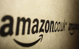 Logotipo da Amazon.co.uk em embalagem de papelão marrom com profundidade de campo rasa. — Plano de fundo da Amazon Papéis de Parede