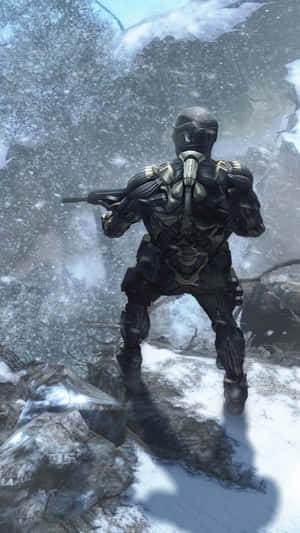 Futuristisk soldat i rustning med vapen på ett snöigt berg under en snöstorm. — Android Crysis Warhead bakgrund Bakgrunder