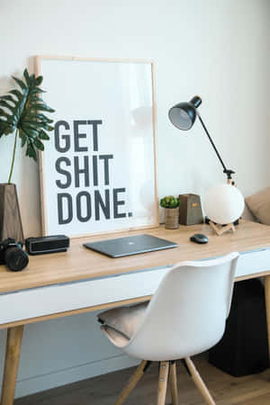 Mesa de escritório doméstico minimalista com cadeira branca, laptop e pôster motivacional. — Desktop Android Papéis de Parede