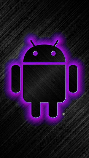 Ícone de robô Android roxo brilhante em fundo de metal escovado escuro. — Desenvolvedor Android Papéis de Parede