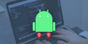 Mascote Android verde em teclado de laptop com mãos digitando código — Desenvolvedor Android Papéis de Parede