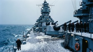 USS Missouri dalam kondisi musim dingin dengan salju di geladak di Atlantik Utara