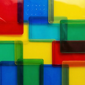 Superpositions en plastique transparent de couleurs assorties disposées en grille