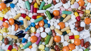 Un tas de diverses pilules et capsules colorées. — Pharmacien Fonds d'écran
