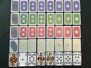 Una colección de cartas de juego con símbolos geométricos y figuras reales dispuestas en una cuadrícula. — Cartas de Juego Fondos de pantalla