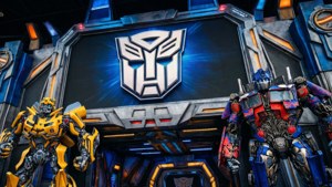 Pintu masuk wahana Transformers dengan logo dan karakter Autobots.