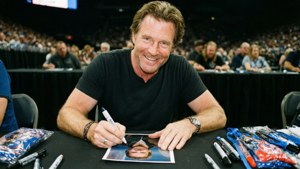 Scott Norton signerer autografer for fans
