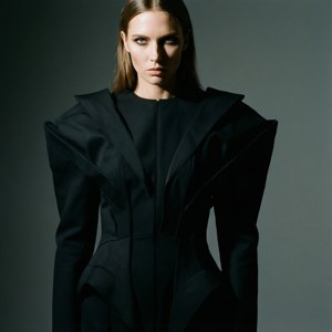 Potret studio kontras tinggi dari Anna Selezneva dalam mode avant-garde.
