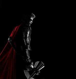 Thor em armadura e capa vermelha segurando seu martelo contra um fundo preto. — Vingadores Android Foto Papéis de Parede