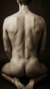 Close-up íntimo de costas masculinas ajoelhadas com musculatura detalhada em tons sépia