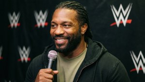 Cedric Alexander smiler under en backstage WWE-interview.