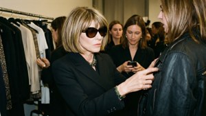 Anna Wintour supervisiona i preparativi della sfilata di moda dietro le quinte