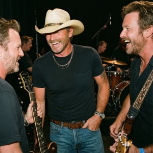 Kenny Chesney teilt ein Lachen mit seiner Band hinter der Bühne.