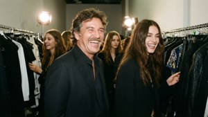 Gianni Versace tertawa bersama model di belakang panggung peragaan busana