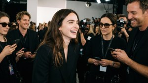 Moment spontané dans les coulisses de Lily Collins en train de rire.