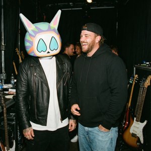 Et ærligt backstage-øjeblik, hvor Marshmello og Kane Brown griner sammen.
