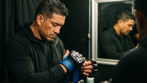 Joseph Benavidez se prépare en coulisses pour un combat, en s'enveloppant les mains.