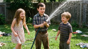 Sheldon schließt sich widerwillig seinen Geschwistern bei einer Wasserschlacht im Hinterhof an