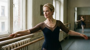 Nicole Kidman pratica balé na barra, graciosa e elegante em um estúdio.