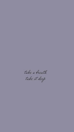 Lavendel-Hintergrund mit kursivem Text, der zu tiefem Atmen anregt. — Minimalistische Ästhetik Wallpaper