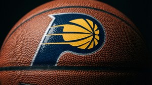 Lähikuva koripallosta, joka heijastaa Indiana Pacers -logoa.