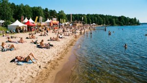 Summer beach scene at Vätterstranden in Jönköping — Jönköping Wallpaper