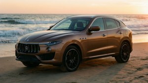 Maserati Levante genietend van een zonsondergang op het strand.