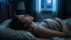 Nadine berbaring di tempat tidur, tenggelam dalam pikirannya