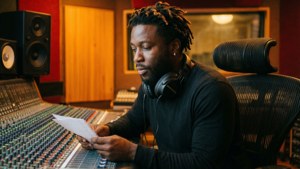 Sugarhill Ddot crée des hits en studio, derrière la console de mixage.