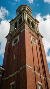 Pemandangan dramatis ke atas dari menara lonceng Louisiana Tech.