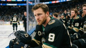 Brady Tkachuk dalam momen tenang di bangku cadangan.