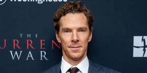 Benedict Cumberbatch à la première de The Current War en costume et cravate.