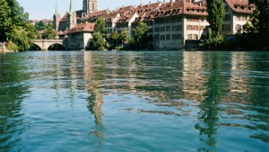 Bellissimo riflesso dell'architettura storica di Berna nelle acque calme del fiume Aare