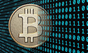 Gylden Bitcoin-mønt med glødende blå binær kode på sort baggrund