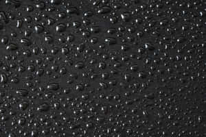 Close-up de gotas de água em uma superfície preta texturizada — Grunge preto estético Papéis de Parede