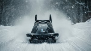 Adegan bobsleigh dramatis dalam badai salju, atmosferik dan intens