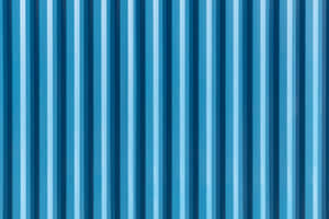 Abstraktes Tapet mit vertikalen blauen Streifen in verschiedenen Tönen — Blue Pattern Wallpaper