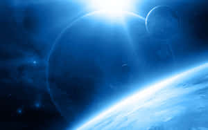 Uma cena espacial azulada com um planeta, duas luas e um sol brilhante emitindo raios pelo cosmos. — Fundo de luz azul Fundos
