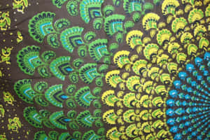 Close-up de padrão colorido de penas de pavão em tecido marrom escuro. — Tela do computador Foto Papéis de Parede