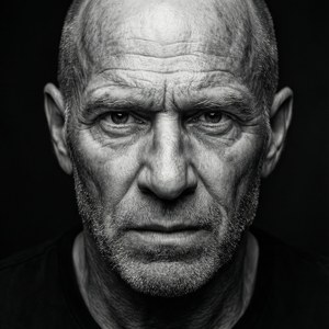 Primo piano drammatico in bianco e nero del calvo Arnold Vosloo.