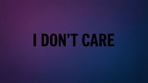 Minimalistisches Typografie-Tapeten mit 'I Don't Care' auf einem tiefen lila-blauen Farbverlauf.