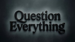 En typografisk bakgrundsbild med 'Question Everything' centrerad på en mörkgrå strukturerad bakgrund, sofistikerad och tankeväckande.