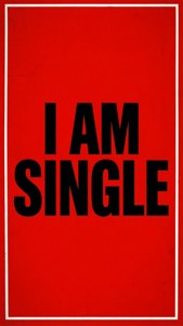 Hitam tebal 'I AM SINGLE' pada latar belakang merah cerah dengan batas putih.