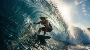 Een actiefoto van een surfer die een bodemdraai maakt op een schuine golf.