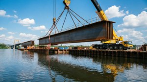 Derek bergerak mengangkat balok untuk konstruksi jembatan di atas sungai