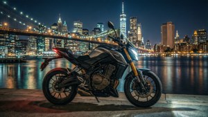 Ein Energica-Motorrad auf einer Brücke mit Stadtsilhouette bei Nacht.