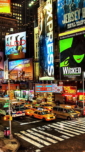 Times Square på natten med ljusa reklamskyltar, taxibilar och fotgängare. — Broadway Bakgrundsbilder