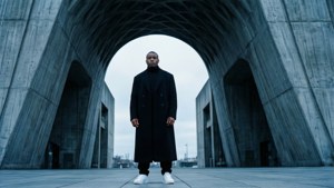 Jerry Lorenzo i en brutalistisk betongkonstruksjon, med vekt på symmetri og arkitektonisk skala